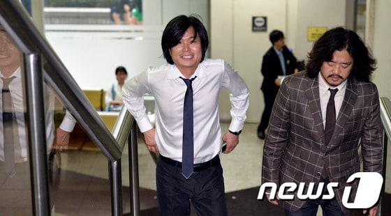 본문 이미지 - 주진우 시사인 기자(왼쪽)와 김어준 딴지일보 총수./뉴스1© News1 최영호 기자