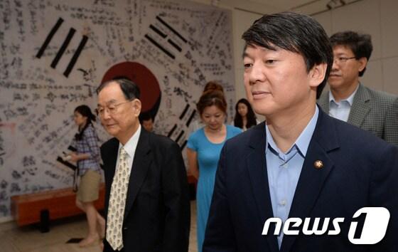 본문 이미지 - 무소속 안철수 의원이 29일 오전 종로구 신문로 서울역사박물관에서 한일병탄 103주년을 맞아 열린 &#39;조국으로 가는 길 - 한 가족의 독립운동 이야기&#39; 특별전시 관람을 위해 동농 김가진 선생의 손자인 김자동 임시정부기념사업회 회장과 함께 광복군 서명문 태극기 앞을 지나 전시장으로 향하고 있다. 2013.8.29/뉴스1 © News1   박정호 기자