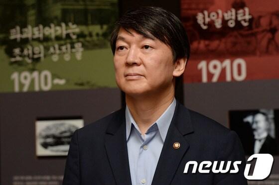 본문 이미지 - 무소속 안철수 의원이 29일 오전 종로구 신문로 서울역사박물관에서 동농 김가진 선생과 수당 정정화 선생의 유가족인 김자동 임시정부기념사업회 회장, 증손자 및 증손녀 부부와 함께 한일병탄 103주년을 맞아 열린 '조국으로 가는 길 - 한 가족의 독립운동 이야기' 특별전시를 관람하고 있다. 2013.8.29/뉴스1 © News1   박정호 기자