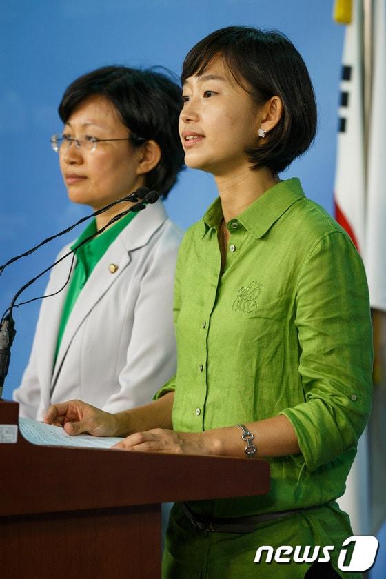 본문 이미지 - 통합진보당 김재연&#40;오른쪽&#41;, 김미희 의원이 29일 오전 서울 여의도 국회 정론관에서 기자회견을 열고 자신들이 내란음모 혐의를 받고 있는 지하조직의 일원이라는 일부 언론보도에 대해 강력히 항의하며 이후 명예훼손 등 법적대응에 나서겠다고 밝히고 있다. 2013.8.29/뉴스1 © News1 유승관 기자