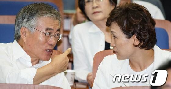 본문 이미지 - 민주당 문재인&#40;왼쪽&#41;, 김현미 의원이 29일 오후 서울 여의도 국회에서 열린 &#39;민주주의 수호·민생경제 회복&#39;을 위한 의원 워크숍에서 대화를 나누고 있다. 2013.8.29/뉴스1 © News1 유승관 기자