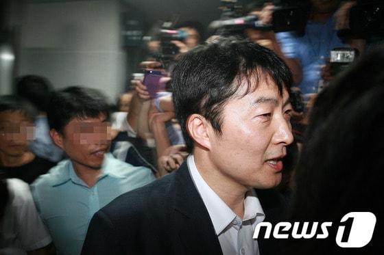 본문 이미지 - 내란음모와 국가보안법 위반 혐의로 국정원의 압수수색을 받고 있는 이석기 통합진보당 의원이 29일 오후 서울 여의도 국회 의원회관 의원실에서 신체에 대한 압수수색을 마친뒤 의원실을 나오고 있다. © News1 유승관 기자