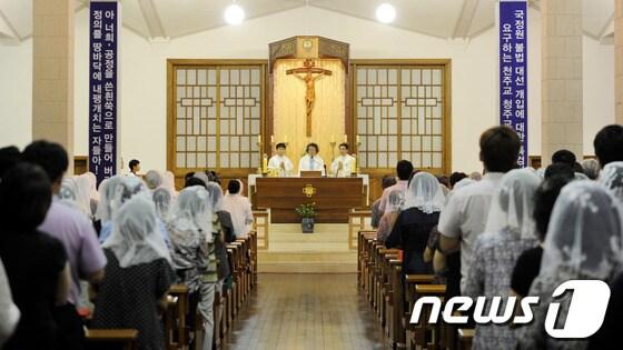 본문 이미지 - 천주교 청주교구 사제 118인은 29일 오후 7시30분께 청주시 상당구 내덕동 주교좌성당에서 시국미사를 진행한 후 시국선언을 발표했다. 2013.8.29 김용빈 기자© News1 