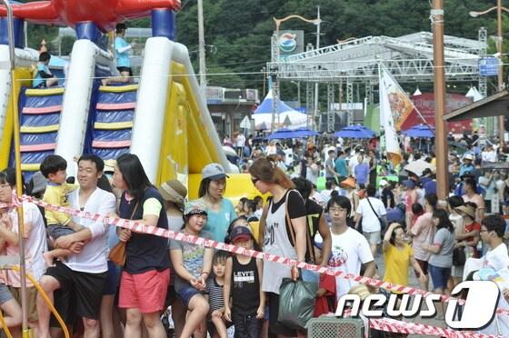 본문 이미지 - 3일 화천 사내면 사창리 일원에서 토마토 축제가 성황리에 열리고 있다© News1 홍성우 기자  