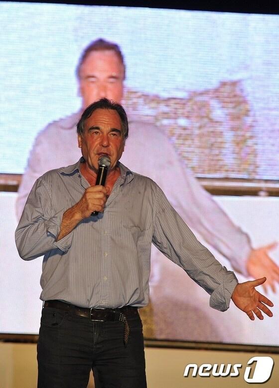 본문 이미지 - 영화 '플래툰' 'JFK' 를 만든 올리버 스톤 감독이 3일 제주시 탑동 광장에서 열린 범국민문화제 '강정! 생명평화를 노래하라!' 콘서트에 참석해 연설을 하고 있다. 이날 올리버 스톤 감독은 제주해군기지가 미국의 군사기지로 이용될 가능성이 높다고 우려했다. 2013.8.3/뉴스1 © News1   이상민 기자