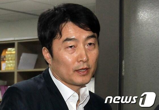 본문 이미지 - 내란음모 및 국가보안법 위반 등의 혐의로 사전구속영장이 청구된 이석기 통합진보당 의원이 30일 오후 서울 여의도 국회 의원회관 사무실을 나와 오병윤 의원실로 이동하고 있다. © News1 송원영 기자