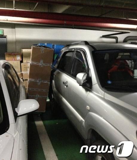 본문 이미지 - 최근 세이브존 내 지하 3층에 주차했던 승용차에 주변 적재 물품이 기울어져 차량을 덮친 모습. © News1 