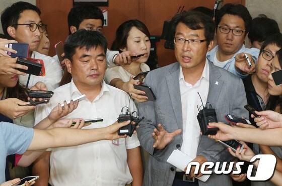 본문 이미지 - 김홍렬 통합진보당 경기도당 위원장&#40;왼쪽&#41;과 김근래 부위원장이 30일 서울 여의도 국회 정론관에서 국가정보원이 공개한 &#39;이석기 녹취록&#39;과 관련 기자회견을 마치고 취재진의 질문을 받고 있다.김홍렬 진보당 경기도당 위원장은 이날 기자회견에서 5·12 모임의 성격에 대해 