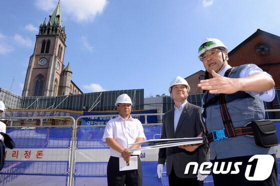본문 이미지 - 무소속 안철수 의원이 30일 오후 대우건설의 명동성당 증축현장에 방문해 관계자로 부터 공정율 및 공사 추진계획 등을 보고 받고 있다. 2013.8.30/뉴스1 © News1 이동원 기자