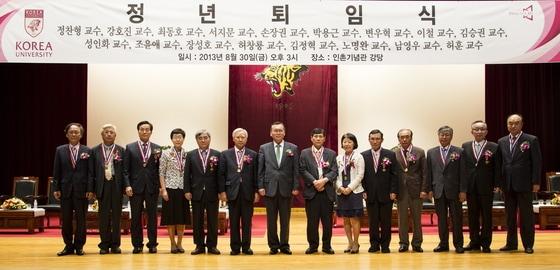 본문 이미지 - 왼쪽부터 변우혁 교수, 이철 교수, 박용근 교수, 서지문 교수, 최동호 교수, 정찬형 교수, 김병철 총장, 성인화 교수, 조윤애 교수, 장성호 교수, 허창룡 교수, 노명완 교수, 남영우 교수, 허훈 교수.(고려대 제공)© News1