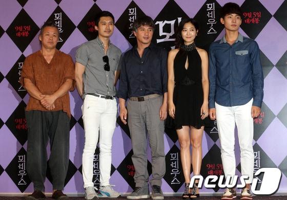 본문 이미지 - 30일 오후 서울 왕십리 CGV에서 영화 '뫼비우스'(감독 김기덕) 언론시사회에서 김기덕 감독과 배우들이 나란히 서 있다. 욕망을 거세당한 가족의 치명적 몸부림을 담은 영화 '뫼비우스'는 9월 5일 개봉될 예정이다. 왼쪽부터 김기덕 감독, 김재홍, 조재현, 이은우, 서영주 2013.8.30/뉴스1 © News1   이종덕 기자