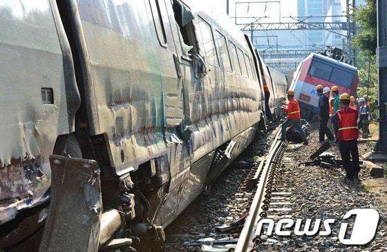 본문 이미지 - 31일 오전 대구역에서 서울로 향하던 무궁화 열차와 KTX 열차가 추돌했다.코레일 관계자들이 사고후 탈선한 열차들을 수습 하고 있다.이 사고로 무궁화 열차 1량과 KTX 열차 1량이 탈선해 대구역을 지나는 상·하행선 경부선 열차 운행이 모두 중단됐다. 2013.8.31/뉴스1 © News1   최창호 기자