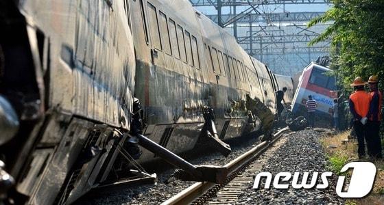 본문 이미지 - 31일 오전 대구역에서 일어난 열차 추돌사고로 KTX 열차가 선로에 비스듬히 기울어있다./최창호 기자© News1 