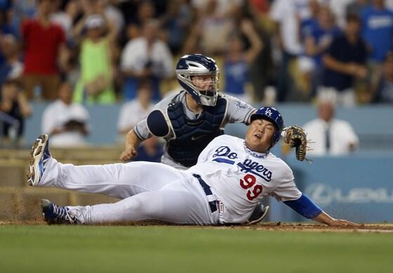 본문 이미지 - 미국 메이저리그 로스앤젤레스 다저스의 류현진이 30일&#40;현지시간&#41; 다저스타디움에서 열린 샌디에이고 파드리스전 2회 말 2루타를 치고 나간 뒤 다음타자 푸이그의 좌전안타 때 홈으로 슬라이딩해 세이프되고 있다. 상대 포수는 닉 헌들리. 이날 선발 등판한 류현진은 6.1이닝 동안 8피안타 6탈삼진 1실점으로 호투하며 시즌 13승을 기록했다. 타석에서도 1타점 2루타를 터트리며 팀의 9-2 승리에 기여했다. © AFP=뉴스1 