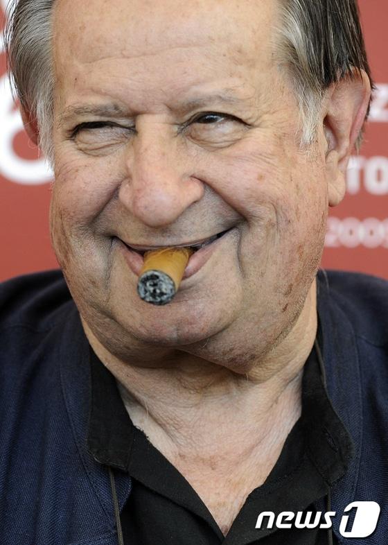 본문 이미지 - 에로티시즘의 '거장' 틴토 브라스 감독. © AFP=뉴스1  