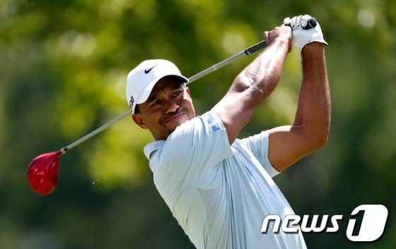 본문 이미지 - 타이거 우즈가 9번 홀에서 드라이브샷을 날리고 있다. © AFP=News1   