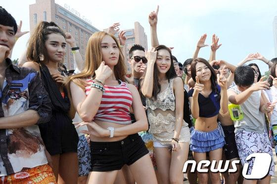 본문 이미지 - 4일 부산 해운대해수욕장에서 열린 '비키니 페스티벌'에 참가한 슈퍼모델 예비진출자들이 수영복 차림으로 즐겁게 춤을 추고 있다. 2013.8.4/뉴스1 © News1   전혜원 기자