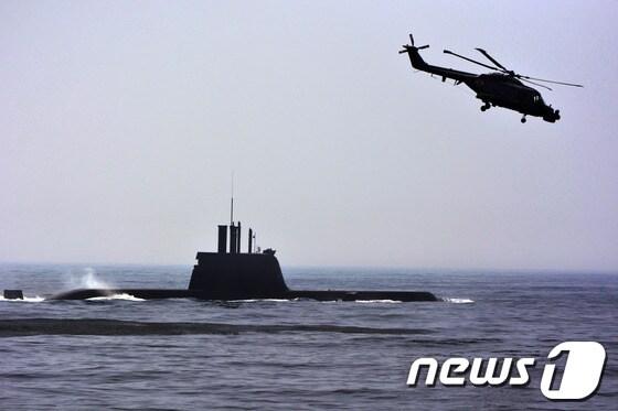 본문 이미지 - 214급 잠수함인 안중근함의 훈련 모습. (해군 제공). /2013.08.04/뉴스1