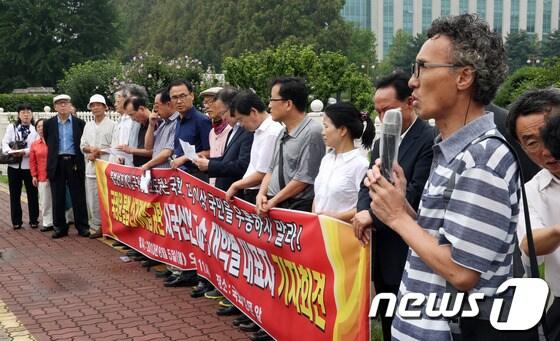 본문 이미지 - 교수연구자네트워크 회원들이 5일 서울 여의도 국회 앞에서 '국정원 불법 선거개입 규탄 시국선언 교수 대학별 대표자 기자회견'을 하고 있다. 2013.8.5/뉴스1 © News1 허경 기자