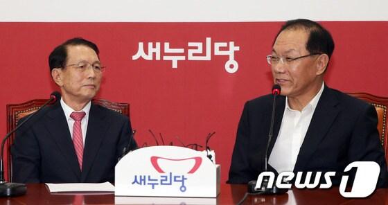 본문 이미지 - 황우여 새누리당 대표(오른쪽)와 김기춘 청와대 비서실장. 2013.8.5/뉴스1 © News1 허경 기자