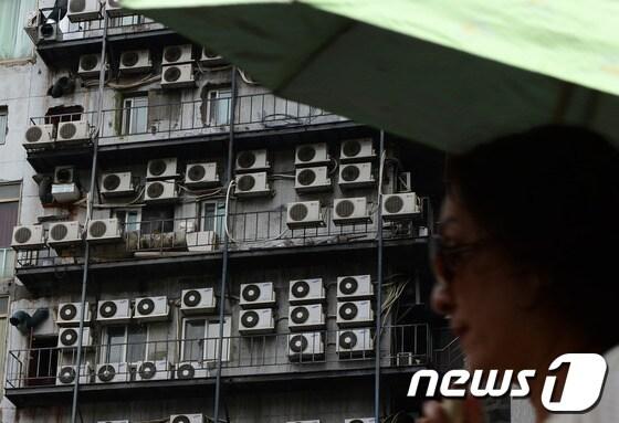 본문 이미지 - 한 건물 외부에 설치된 실외기가 일제히 작동하고 있다. © News1 정회성 기자