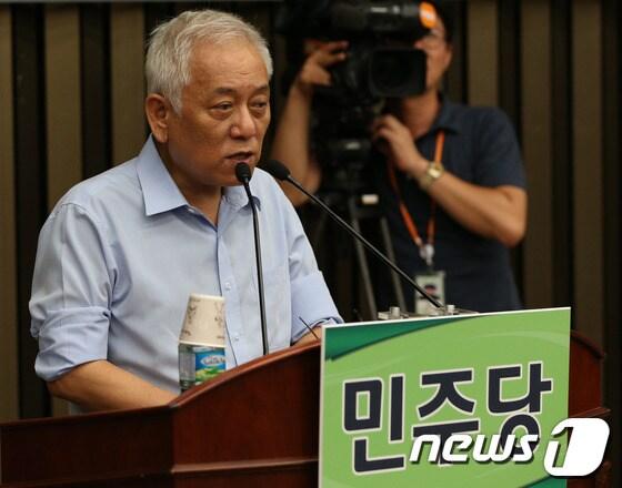 본문 이미지 - 김한길 민주당 대표가 5일 오후 서울 여의도 국회에서 열린 긴급 의원총회에서 모두 발언을 하고 있다. 2013.8.5/뉴스1 © News1   송원영 기자