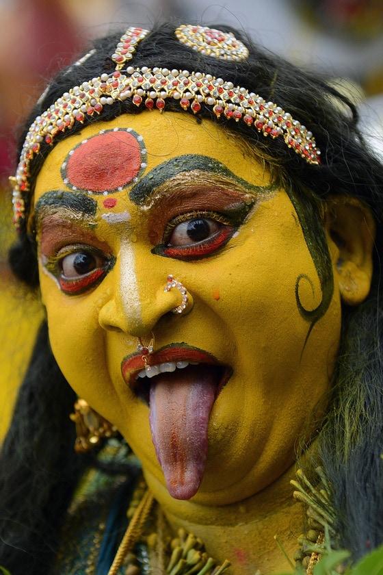 본문 이미지 - 힌두교 여신 마하칼리 분장을 한 인도 예술가가 하이데라바드의 스리 아카나 마단나 마한칼리 사원에서 11일간 열리는  '보날루' 전통축제의 마지막 행진 중 무아지경에 빠져있다. 보날루는 마하칼리 여신에 대한 제사의식이다. 이 축제기간에 여성들은 마하칼리 여신에게 음식과 춤을 공물로 바친다.© AFP=뉴스1  