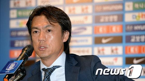 본문 이미지 - 홍명보 축구대표팀 감독이 6일 오전 서울 종로구 신문로 대한축구협회에서 하나은행 초청 축구국가대표팀 친선경기 출전 명단을 발표하고 있다. 대표팀은 오는 14일 수원월드컵경기장에서 페루와 친선경기를 갖는다. 2013.8.6/뉴스1 © News1   박정호 기자