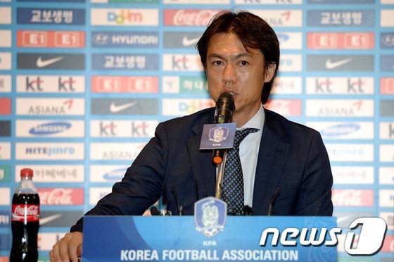 본문 이미지 - 홍명보 축구대표팀 감독이 6일 오전 서울 종로구 신문로 대한축구협회에서 하나은행 초청 축구국가대표팀 친선경기 출전 명단을 발표하고 있다. 대표팀은 오는 14일 수원월드컵경기장에서 페루와 친선경기를 갖는다. 2013.8.6/뉴스1 © News1   박정호 기자