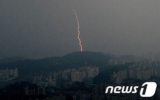 본문 이미지 - 천둥, 번개와 함께 기습적인 소나기가 내리고 있는 6일 오후 서울 여의도 63빌딩에서 바라본 서울 도심에 번개가 치고 있다. 2013.8.6/뉴스1 © News1 박세연 기자