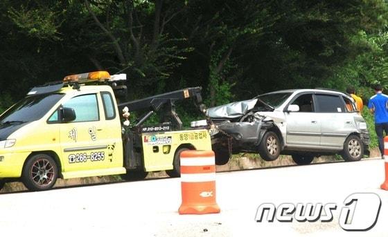 본문 이미지 - 7일 오전 10시50분께 충북 청원군 오창읍 중부고속도로 오창IC방면 263km 지점에서 4.5t화물차와 25t 카고트럭 등 차량 6대가 잇따라 추돌했다. 이 사고로 4.5t 화물차 운전자 조모&#40;59&#41;씨가 숨지고 다른 차량 승객 등 5명이 부상을 입고 병원으로 이송돼 치료를 받고 있다. 2013.8.7 정민택 기자© News1  