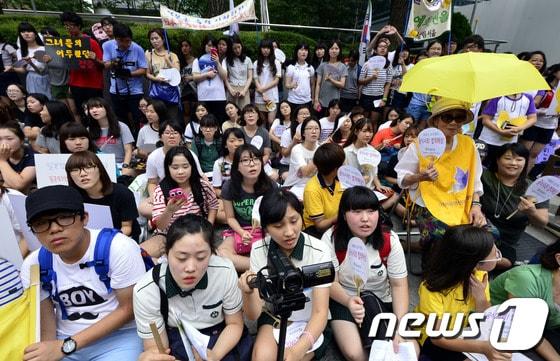 본문 이미지 - 7일 오후 서울 종로구 일본대사관 앞에서 열린 일본군 &#39;위안부&#39; 문제 해결을 위한 제1086차 정기 수요시위. 2013.8.7/뉴스1 © News1 안은나 기자