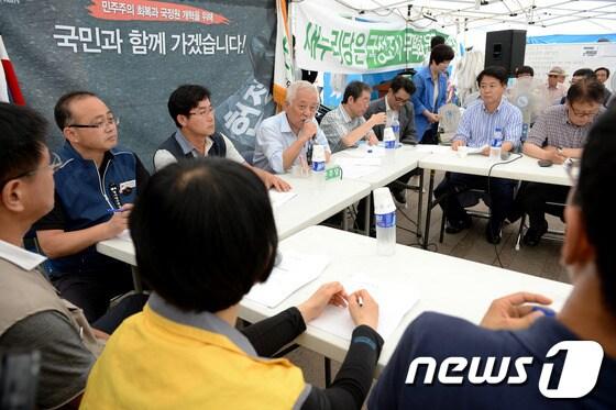 본문 이미지 - 김한길 민주당 대표가 7일 오후 서울광장 앞 천막당사에서 열린 민주노총과의 간담회에서 인사말을 하고 있다. 2013.8.7/뉴스1 © News1 박정호 기자