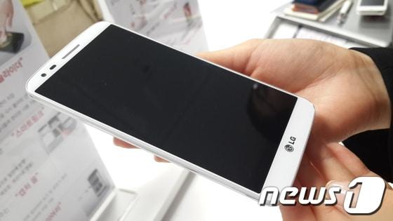 본문 이미지 - LG전자은 7일 전략 스마트폰 &#39;G2&#39;를 공개했다.  © News1 