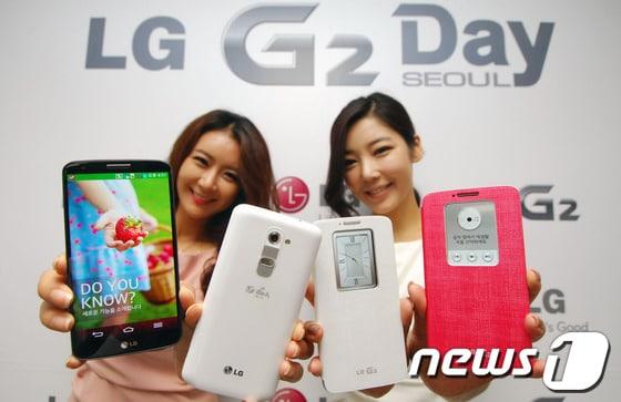 본문 이미지 - LG전자가 7일 서울 여의도 LG트윈타워에서 'LG G2 데이 서울' 행사를 갖고, 차기 전략 스마트폰 'LG G2'를 공개했다.(LG전자 제공) © News1 