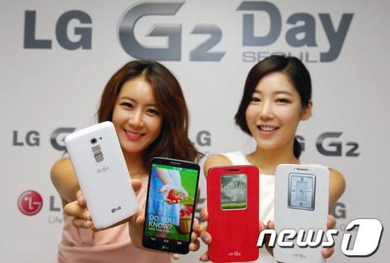본문 이미지 - LG전자가 7일 서울 여의도 LG트윈타워에서 'LG G2 데이 서울' 행사를 갖고, 차기 전략 스마트폰 'LG G2'를 공개했다.(LG전자 제공) © News1 