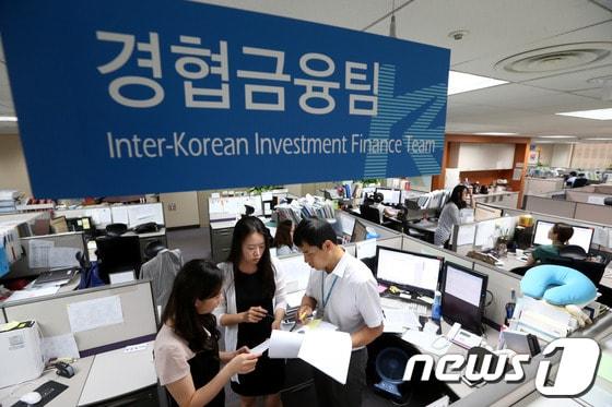 본문 이미지 - 서울 여의도 한국수출입은행의 남북협력사업부 경협금융팀 관계자들이 경협보험관련 서류를 검토하며 업무를 보고 있다.2013.8.8/뉴스1 © News1 이광호 기자