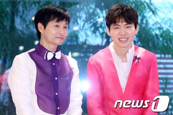 본문 이미지 - 동성연인으로 알려진 김조광수, 김승환 커플이 8일 오전 서울 마포구 서교동 인문까페 창비에서 열린 '김조광수와 김승환의 당연한 결혼식, 어느 멋진 날' 기자회견에 참석해 포즈를 취하고 있다. 2013.8.8 머니투데이/뉴스1 © News1   