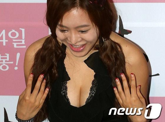 본문 이미지 - 배우 여민정이 8일 오전 서울 롯데시네마 건대입구점에서 열린 '가자, 장미여관으로' 제작보고회에 참석해 포즈를 취하고 있다. 2013.8.8 머니투데이/뉴스1 © News1   