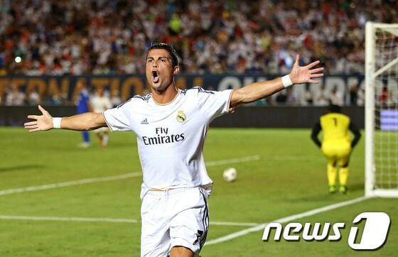 본문 이미지 - 크리스티아누 호날두가 8일&#40;이하 한국시간&#41; 오전 미국 마이애미 선라이프 스타디움에서 열린 첼시와의 2013 기네스 인터내셔널 챔피언스컵 결승전에서 골을 터트리고 세리머니를 펼치고 있다.© AFP=News1  