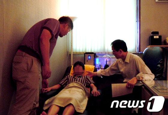 본문 이미지 - 학교폭력 피해학생에 대한 최면 상담이 진행되고 있는 과정. 전주완산경찰서는 7일 전주 최면상담마음치유센터와 연계해 학교폭력 피해학생의 마음 치유를 위한 최면 상담을 실시했다./사진제공=전주완산경찰서 © News1 박효익 기자