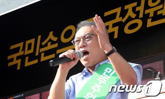 본문 이미지 - 김한길 민주당 대표가 8일 오후 전북 전주 전북대학교 구정문 앞에서 열린 민주주의 회복과 국정원 개혁 촉구 전북 국민보고대회에서 규탄발언을 하고 있다. 2013.8.8/뉴스1 © News1   허경 기자