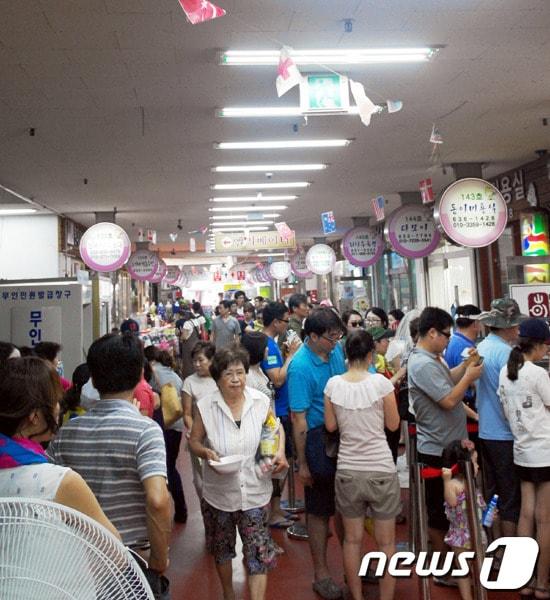 본문 이미지 - 지난해 여름 성수기 붐비는 속초관광수산시장 2013.8.8/© News1 엄용주 기자   