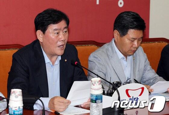 본문 이미지 - 최경환 새누리당 원내대표가 9일 오전 서울 여의도 국회에서 열린 주요당직자회의에서 모두발언을 하고 있다. 최 원내대표는 정부가 전날 발표한 세제개편안에 대해 