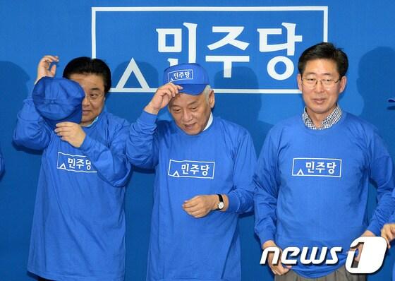 본문 이미지 - 김한길 민주당 대표&#40;가운데&#41;와 전병헌 원내대표&#40;왼쪽&#41;가 1일 오전 서울 영등포구 여의도 대산빌딩에서 열린 민주당 새당사 입주식에서 새로운 티셔츠와 모자를 입고 있다. 2013.9.1/뉴스1 © News1   박세연 기자