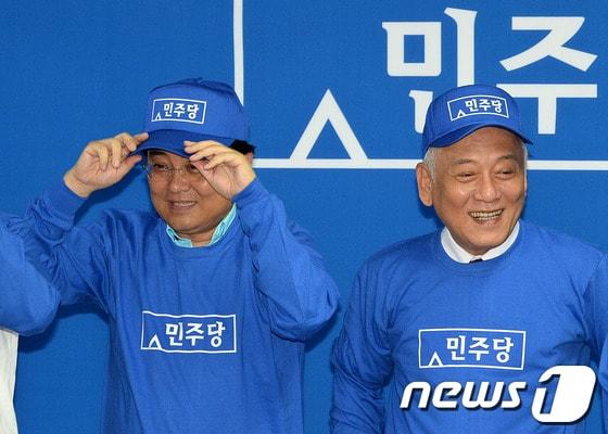 본문 이미지 - 김한길 민주당 대표&#40;오른쪽&#41;와 전병헌 원내대표가 1일 오전 서울 영등포구 여의도 대산빌딩에서 열린 민주당 새당사 입주식에서 새로운 티셔츠와 모자를 입고 있다. 2013.9.1/뉴스1 © News1 박세연 기자