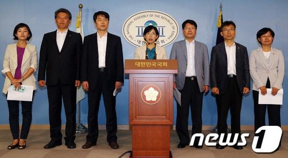 본문 이미지 - 김재연, 김선동, 이석기 통합진보당 의원, 이정희 대표, 오병윤, 이상규, 김미희 통합진보당 의원. /뉴스1 © News1 허경 기자