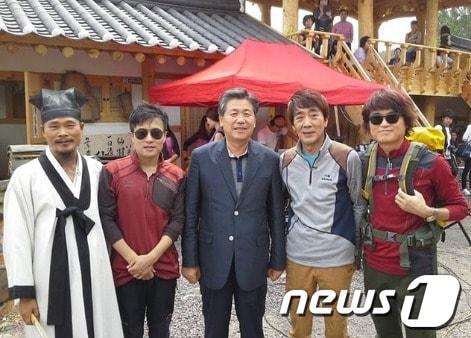 본문 이미지 - 유영훈 진천군수가 1일 문백면 평산리 선촌을 찾아 이곳에서 촬영중인 JTBC '유자식 상팔자' 팀과 기념촬영을 하고 있다.  왼쪽부터 김봉곤 촌장, 가수 박남정,  유영훈 군수, 방송인 왕종근, 홍서범씨.  사진제공 = 유 군수 페이스북 캡처. © News1  