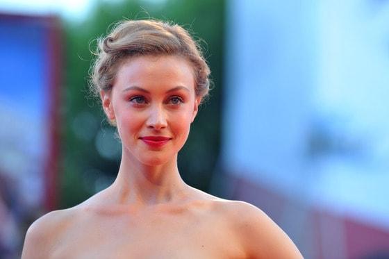 본문 이미지 - 캐나다 배우 사라 가돈이 30일(현지시간) 이탈리아의 제70회 베니스영화제에서 영화 '조(Joe)'의 포토콜을 위해 포즈를 취하고 있다. © AFP=뉴스1 