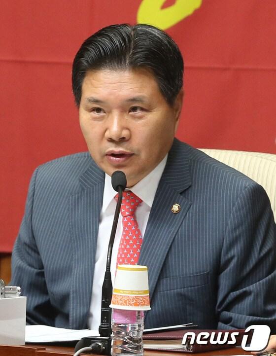본문 이미지 - 홍문종 새누리당 사무총장이 10일 오전 서울 여의도 국회에서 열린 원내대책회의에서 발언을 하고 있다. 2013.9.10/뉴스1 © News1 송원영 기자